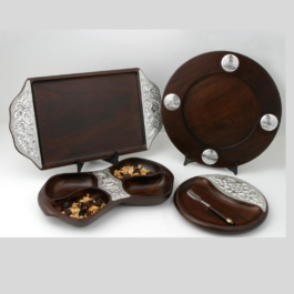 Set de piqueo en madera repujada
